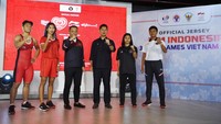 Ketua Umum Komite Olimpiade Indonesia (NOC) Raja Sapta Oktohari (ketiga kanan) bersama CdM kontingen Indonesia untuk SEA Games 2021 Ferry J Kono (ketiga kiri) berpose dengan lifter Rahmat Erwin Abdullah (kiri), pelari gawang Emilia Nova (kedua kiri), karateka Krisda Putri Aprilia (kedua kanan), dan atlet panah Riau Ega (kanan) yang menggunakan official jersey untuk SEA Games 2021 saat peluncurannya di Jakarta, Kamis (28/4/2022).   