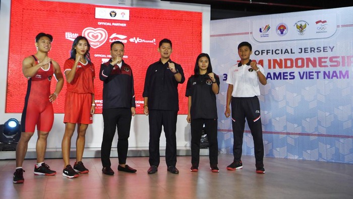 PELUNCURAN JERSEY TIM INDONESIA SEA GAMES 2021 Lifter Rahmat Erwin Abdullah (kiri) bersama pelari gawang Emilia Nova (kedua kiri), karateka Krisda Putri Aprilia (kedua kanan) dan atlet panahan Riau Ega (kanan) menggunakan official jersey untuk SEA Games 2021 saat peluncurannya di Jakarta, Kamis (28/4/2022). Li-Ning menjadi brand official untuk jersey dan apparel tim Indonesia pada perhelatan SEA Games 2021 di Vietnam. ANTARA FOTO/Hafidz Mubarak A/tom.