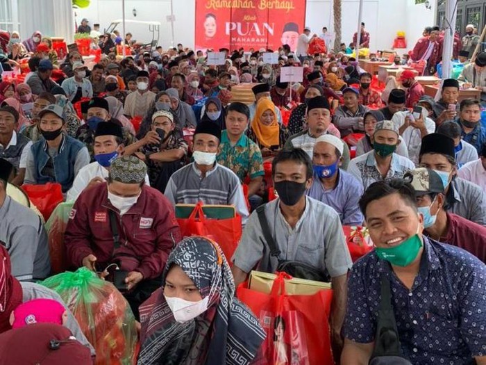Pembagian paket sembako dari Puan Maharani