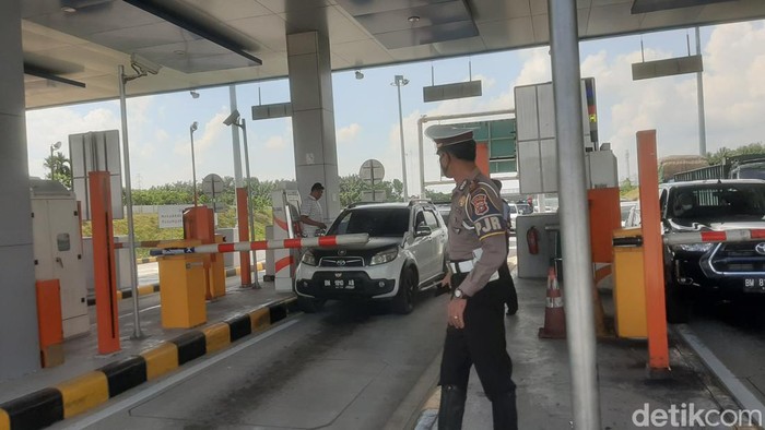 Pemudik dari Pulau Jawa mulai melalui Tol Pekanbaru-Dumai.