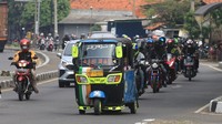Pemudik menggunakan kendaraan khas ibukota untuk pulang kampung sehingga menjadi perhatian warga daerah karena keunikannya. Gimana menurut kamu, detikers?