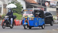 Pemudik yang menggunakan bajaj melintas jalur Pantura Simpang Lohbener, Indramayu, Jawa Barat, Jumat (29/4/2022).
