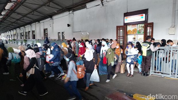 Pemudik di Stasiun Gubeng