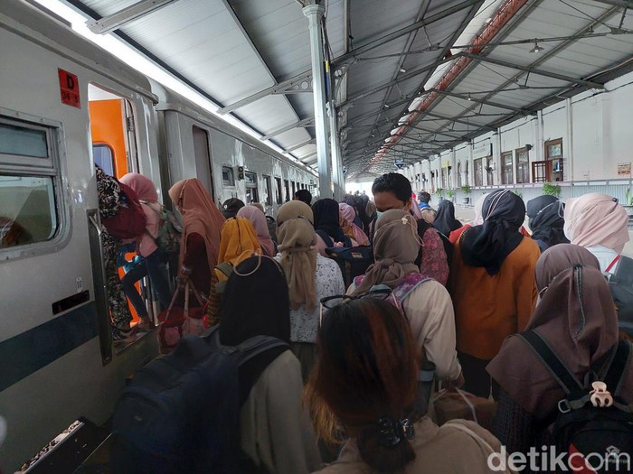 Pemudik di Stasiun Gubeng