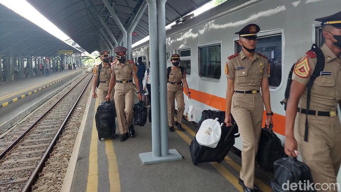 Pemudik di Stasiun Gubeng