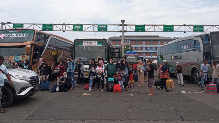 Ratusan pemudik terlihat menumpuk menunggu bus di Terminal Bekasi, Bekasi Timur, Kota Bekasi. Pemudik menumpuk bahkan ada yang menginap karena bus datang terlambat imbas macet one way di tol.