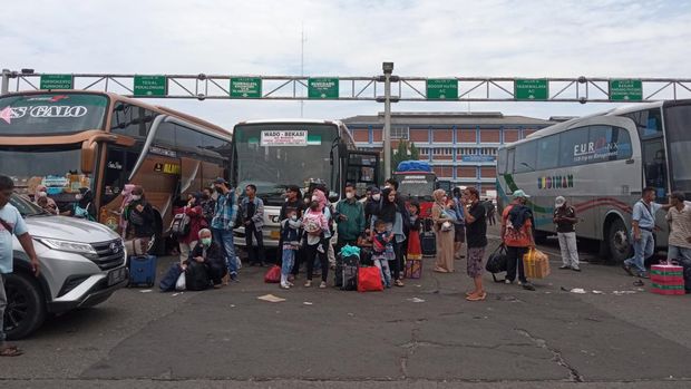 Ratusan pemudik terlihat menumpuk menunggu bus di Terminal Bekasi, Bekasi Timur, Kota Bekasi. Pemudik menumpuk bahkan ada yang menginap karena bus datang terlambat imbas macet one way di tol.