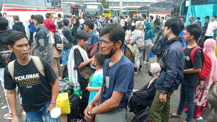 Ratusan pemudik terlihat menumpuk menunggu bus di Terminal Bekasi, Bekasi Timur, Kota Bekasi. Pemudik menumpuk bahkan ada yang menginap karena bus datang terlambat imbas macet one way di tol.