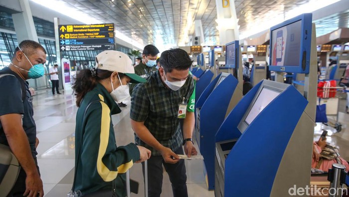 Sejumlah calon pemudik mengantre untuk melakukan cek in di Terminal 3 Bandara Soekarno Hatta, Tangerang, Banten, Jumat (29/4/2022).