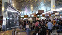 Mengingat mudik tahun ini masih dalam kondisi pandemi corona, sejumlah rambu jaga jarak nampak di antara antrean calon penumpang yang hendak check-in di counter.