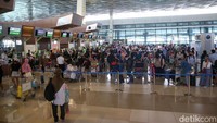 Sejumlah calon penumpang mengantre untuk melakukan cek in di Terminal 3 Bandara Soekarno Hatta, Tangerang, Banten.