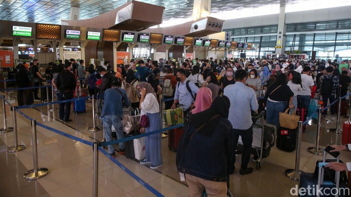 Sejumlah calon pemudik mengantre untuk melakukan cek in di Terminal 3 Bandara Soekarno Hatta, Tangerang, Banten, Jumat (29/4/2022).
