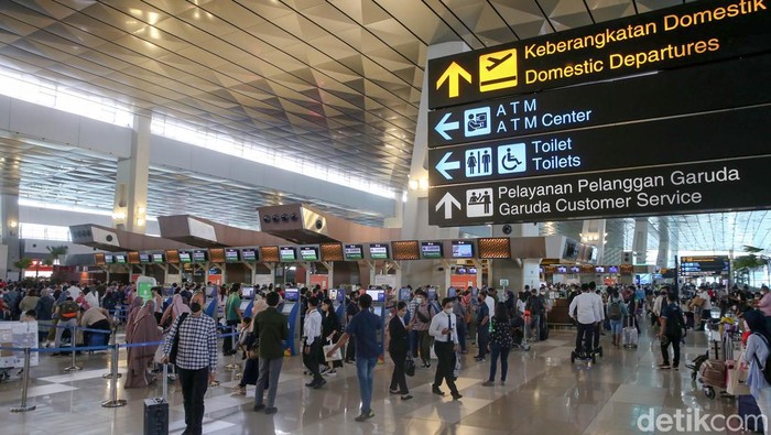 Sejumlah calon pemudik mengantre untuk melakukan cek in di Terminal 3 Bandara Soekarno Hatta, Tangerang, Banten, Jumat (29/4/2022).