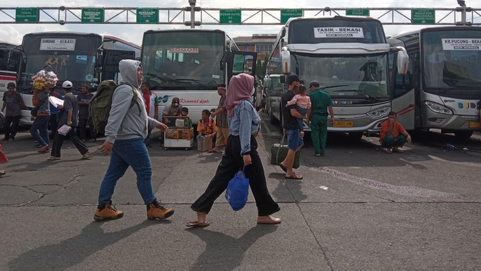 Pemudik Sempat Menumpuk, Bus Masuk ke Terminal Bekasi Kembali Normal