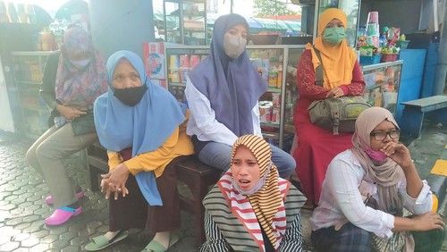 Enam orang pemudik di ditinggal rombongannya di Pelabuhan Gilimanuk, Bali, Jumat (29/4/2022). (I Ketut Suardika/detikBali)