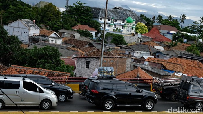 Lalu-lintas menuju Pelabuhan Merak macet parah pada periode puncak arus mudik. Lalin macet karena sistem buka tutup guna menghindari penumpukan kendaraan di pelabuhan, Jumat, 29/4/2022.