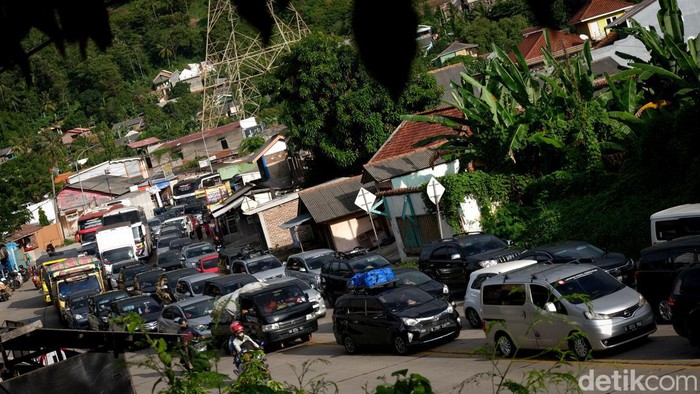 Lalu-lintas menuju Pelabuhan Merak macet parah pada periode puncak arus mudik. Lalin macet karena sistem buka tutup guna menghindari penumpukan kendaraan di pelabuhan, Jumat, 29/4/2022.