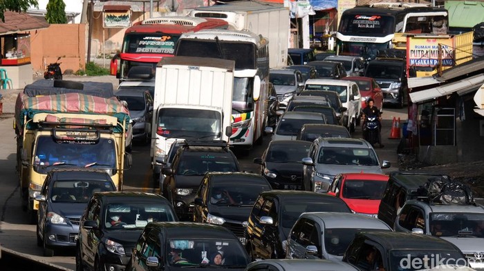 Lalu-lintas menuju Pelabuhan Merak macet parah pada periode puncak arus mudik. Lalin macet karena sistem buka tutup guna menghindari penumpukan kendaraan di pelabuhan, Jumat, 29/4/2022.