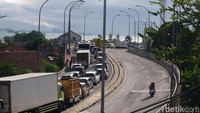 Kemacetan sudah terjadi sejak exit tol Merak. Sopian, salah seorang pemudik yang terjebak macet, mengatakan sudah terjebak selama 7 jam.