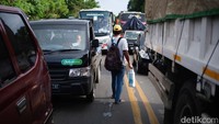 Kemacetan menjadi berkah tersendiri bagi sejumlah pedagang.
