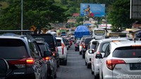 Beberapa saat, mobil-mobil terpantau tidak bergerak sama sekali. Diketahui, H-3 Lebaran adalah puncak arus mudik.