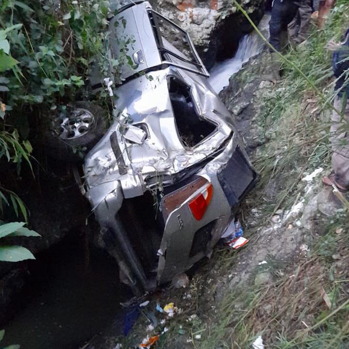 Penampakan mobil hancur usai terperosok masuk jurang.