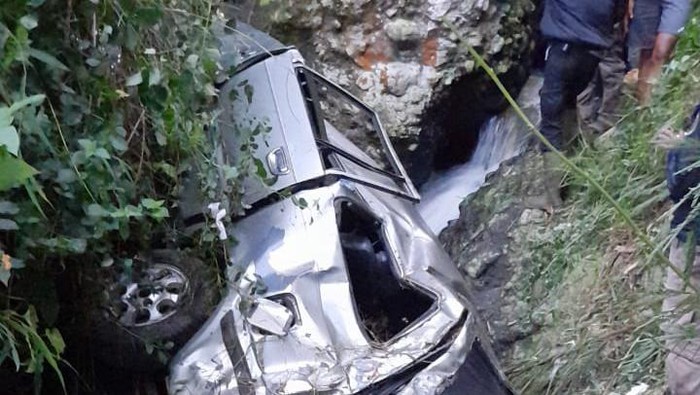 Penampakan mobil hancur usai terperosok masuk jurang.