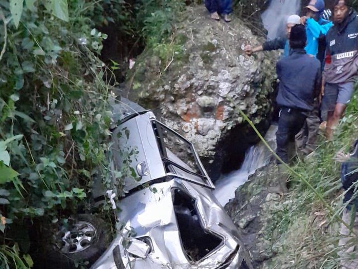 Penampakan mobil hancur usai terperosok masuk jurang.