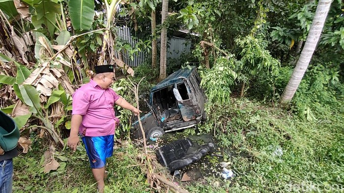 Penampakan mobil terguling masuk parit usai hindari jalan berlubang di Pansela Kulon Progo, Jumat (29/4/2022).