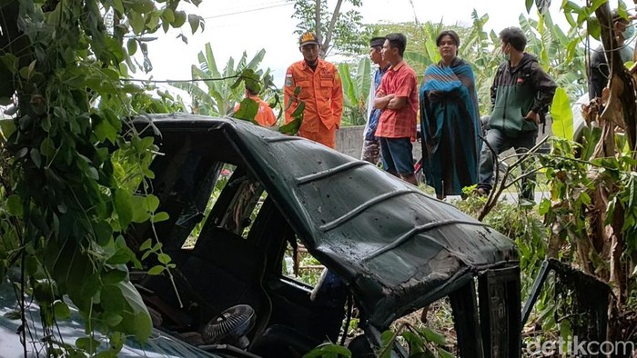Penampakan mobil terguling masuk parit usai hindari jalan berlubang di Pansela Kulon Progo, Jumat (29/4/2022).
