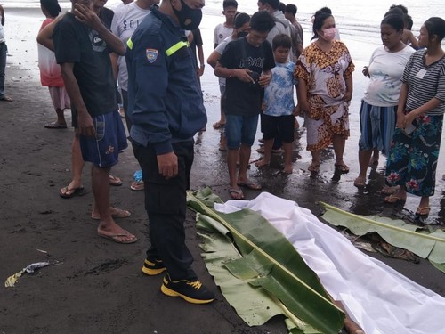 Kondisi mayat Putu Nama (60) sesaat setelah ditemukan di pinggir Pantai Labuan Aji, Desa Temukus, Kecamatan Banjar, Buleleng.