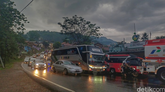 Sejumlah kendaraan pemudik mulai memadati jalur Nagreg, Kabupaten Bandung. Bahkan kepadatan kendaraan terjadi pada siang dan sore menjelang malam hari, Jumat, 29/4/2022.