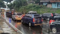 Kusworo menuturkan pada hari ini jalur Nagreg sempat memberlakukan dua kali pengalihan arus ke arah Kadungora, Garut. Kata dia, hal tersebut dilakukan dikarenakan adanya penumpukan di jalur Limbangan.