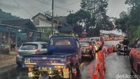 Pantauan detikJabar, Jumat, (29/4/2022), kendaraan dengan mayoritas berplat luar Bandung mulai memadati Nagreg. Bahkan beberapa angkutan umum pun mulai dipadati para pemudik.