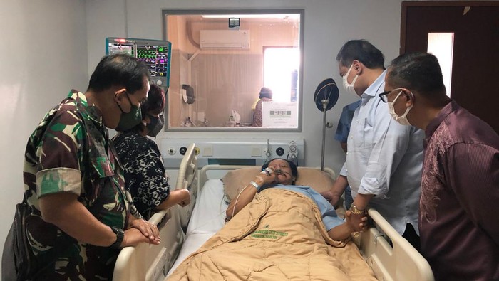 Pengusaha Chairul Tanjung membesuk mantan kepala BIN Hendropriyono yang terbaring sakit DBD dan dirawat di RSPAD Jakarta.