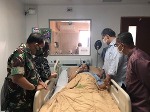 Chairul Tanjung Jenguk Hendropriyono di RSPAD, Doakan Lekas Sehat