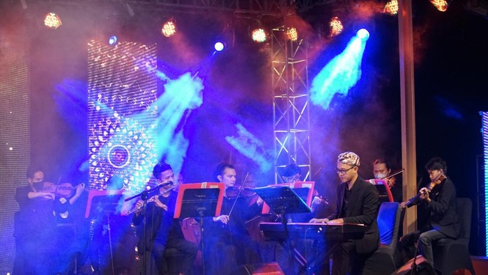 Pentolan Eks Power Metal Sastro Adi Gelar Konser Suluk Musyahadah Cinta Konser Suluk Musyahadah Cinta, Pentolan eks Power MetalΒ Gus Sastro Adi sukses digelar selain menggugah penonton di lokasi konser ini juga menuai banyak perbincangan di media sosial, Solo.
