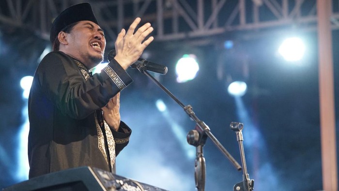 Pentolan Eks Power Metal Sastro Adi Gelar Konser Suluk Musyahadah Cinta Konser Suluk Musyahadah Cinta, Pentolan eks Power MetalΒ Gus Sastro Adi sukses digelar selain menggugah penonton di lokasi konser ini juga menuai banyak perbincangan di media sosial, Solo.