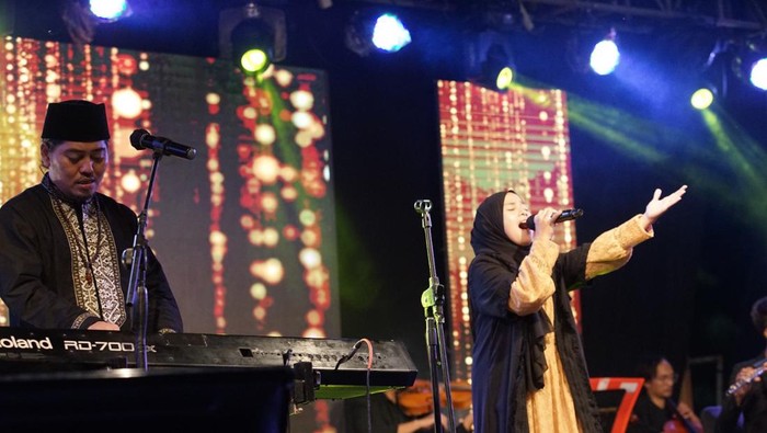 Pentolan Eks Power Metal Sastro Adi Gelar Konser Suluk Musyahadah Cinta Konser Suluk Musyahadah Cinta, Pentolan eks Power Metal Gus Sastro Adi sukses digelar selain menggugah penonton di lokasi konser ini juga menuai banyak perbincangan di media sosial, Solo.