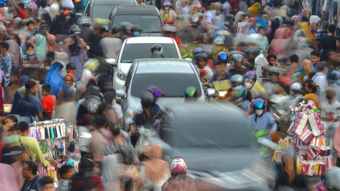 Warga ramai berbelanja di kawasan Pasar Raya Padang, Sumatera Barat, Jumat (29/04/2022). Pusat perbelanjaan di kawasan pasar tradisional tersebut ramai oleh warga yang berbelanja kebutuhan Lebaran. ANTARA FOTO/Iggoy el Fitra/nym.
