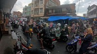 Sejumlah pusat perbelanjaan di daerah itu mulai dipadati warga yang membeli kebutuhan Hari Raya Idul Fitri 1443 H dan kebutuhan lainnya.