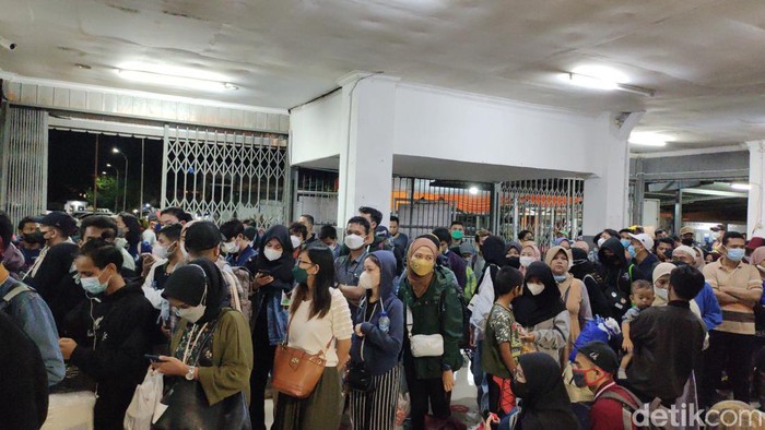 Penumpang di Stasiun Rangkasbitung malam ini (Fathul/detikcom)