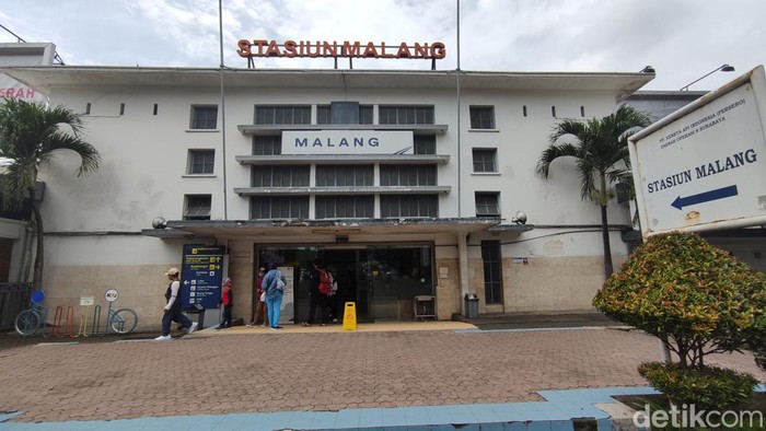 Penumpang kereta api di Stasiun Malang