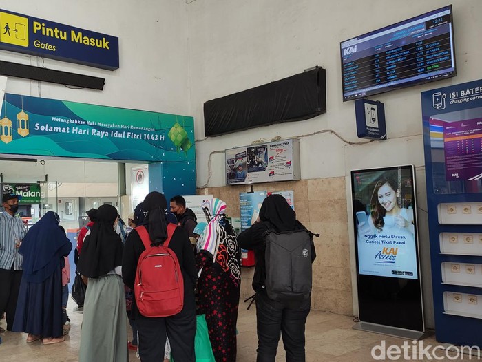 Penumpang kereta api di Stasiun Malang