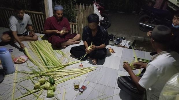 Perajin ketupat di Lebak