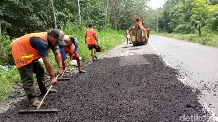 Perbaikan jalan di Blitar