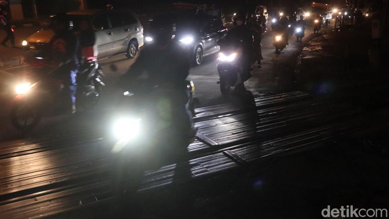 Perlintasan Kereta Api Hambat Lalin di Jalur Nagreg Kepadatan arus lalu linats di jalur selatan Nagreg menjadi sedikit terhambat imbas pintu perlintasan kereta api.