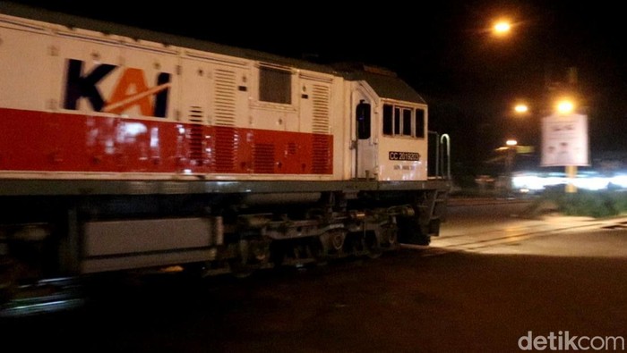 Kepadatan arus lalu linats di jalur selatan Nagreg menjadi sedikit terhambat imbas pintu perlintasan kereta api.