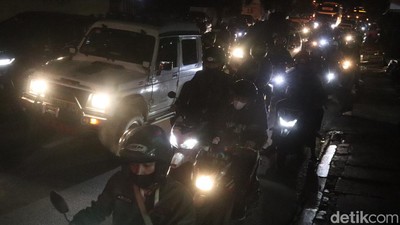 Perlintasan Kereta Api Hambat Lalin di Jalur Nagreg