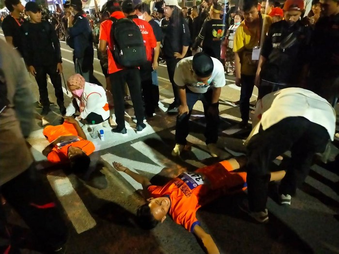 Peserta lomba balap lari kelelahan di Jalan Penghibur Makassar.